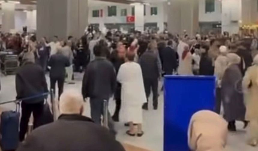 Yolcular arasında çıkan kavgayı polisler müdahale etti