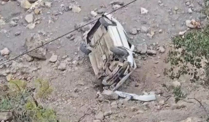 Kontrolden çıkan araç dere yatağına uçtu