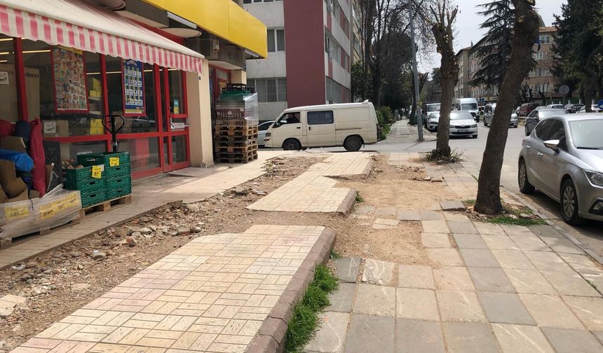 KALDIRIM AYLARDAN BERİ YAPILMIYOR!