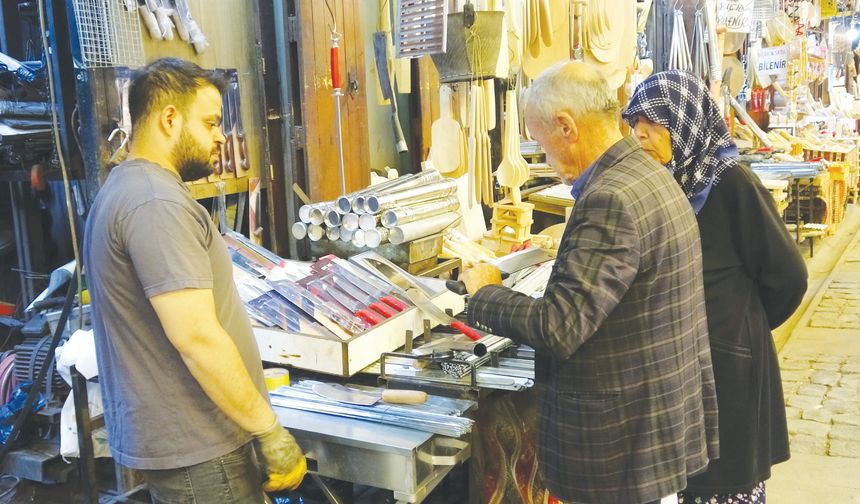 Kebap şişleri bayram için hazırlanıyor