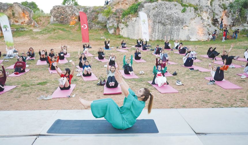 Tarihin huzur veren atmosferinde meditasyon yaptılar