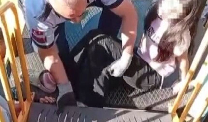 Ayağı parktaki oyun grubuna sıkışan çocuğa kurtarıldı