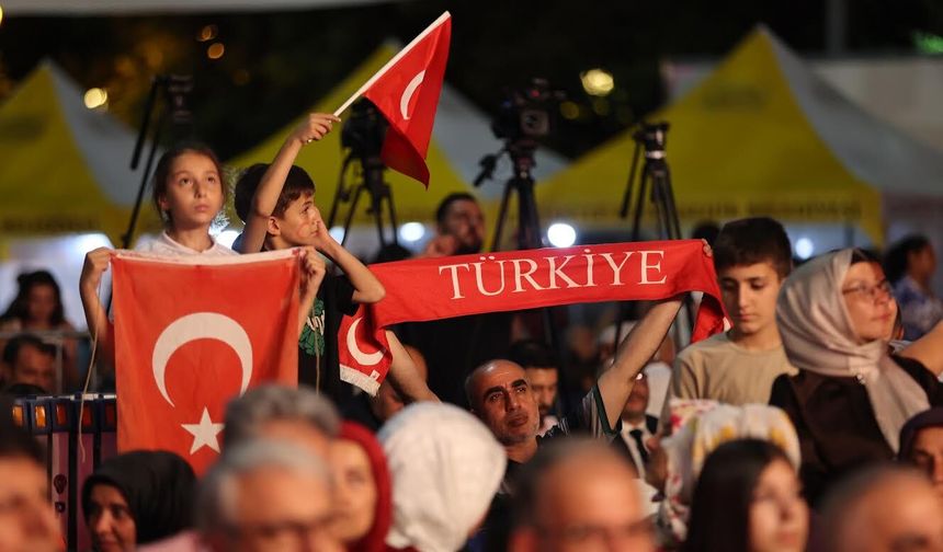 Vatandaş, aynı heyecanla tek yürek meydanlara indi!