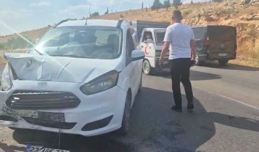 Otoyoldaki otomobil bariyerlere çarptı