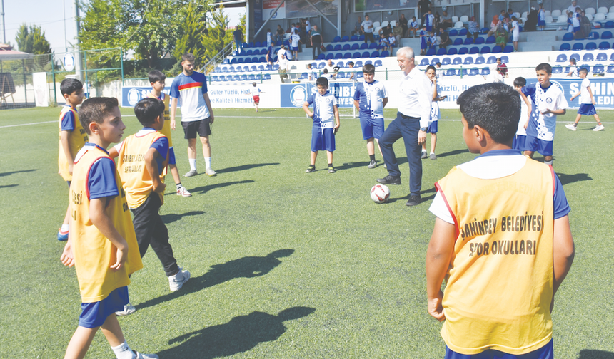 Çocuklar yaz spor okuluna ilgi gösteriyor