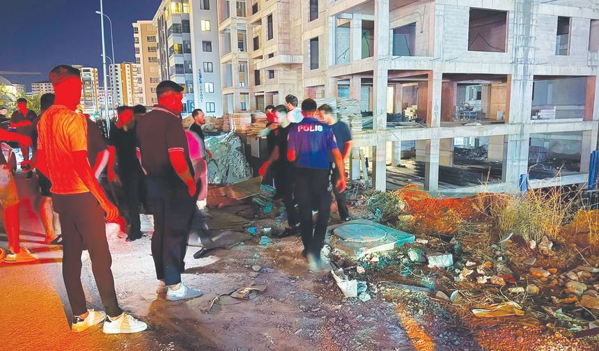 Kaza sonrası savrulan araç inşaat çukuruna uçtu
