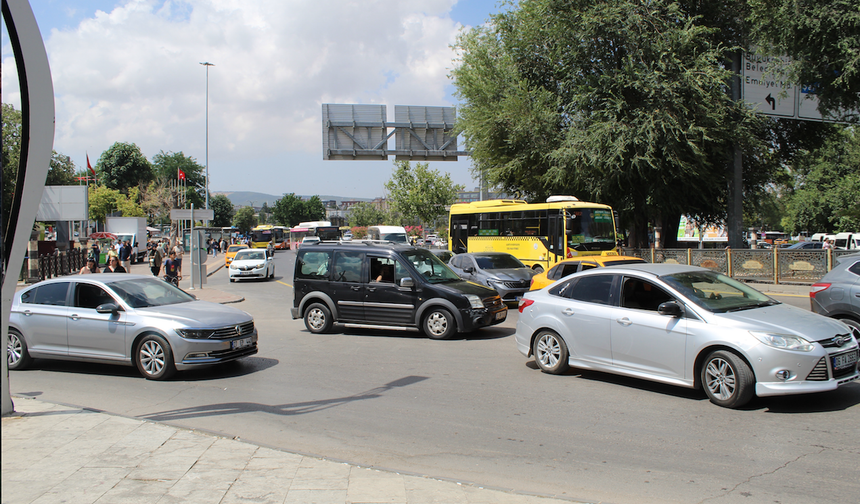 HAFTA SONU TRAFİK KİLİTLENDİ