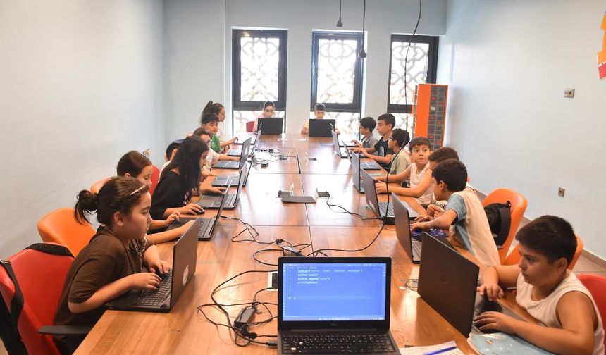 400 öğrenci yapay zekâ eğitimi alıyor