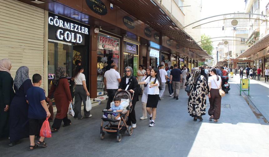 ‘MEMURLAR GEÇİM SIKINTISI YAŞIYOR’