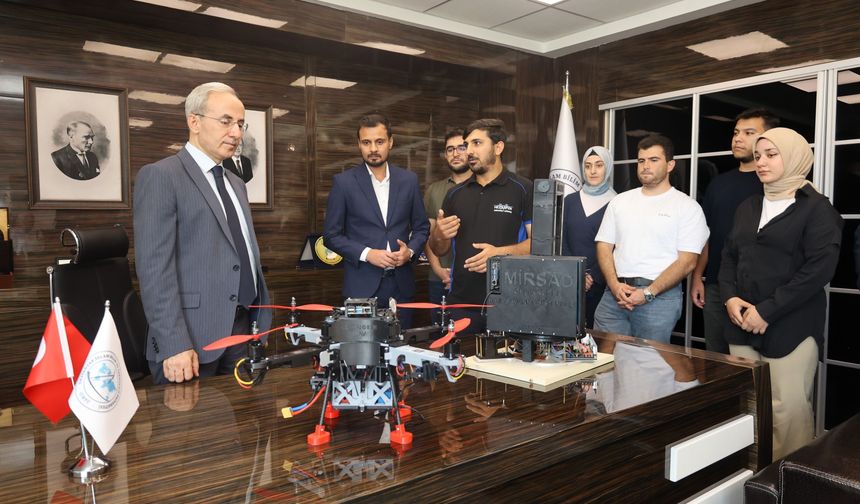 ‘Öğrencilerin geliştirdiği İHA’yı yakından inceledim’