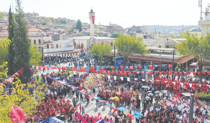 Festivalin tüm renkleri tarihi sokaklarda dolaştı