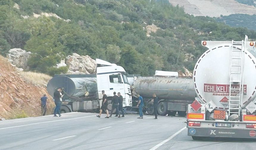 Tonlarca yakıt yola döküldü