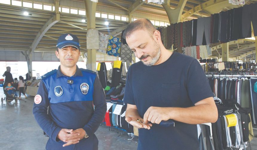Pazarda bulunan takılar sahibine teslim edildi