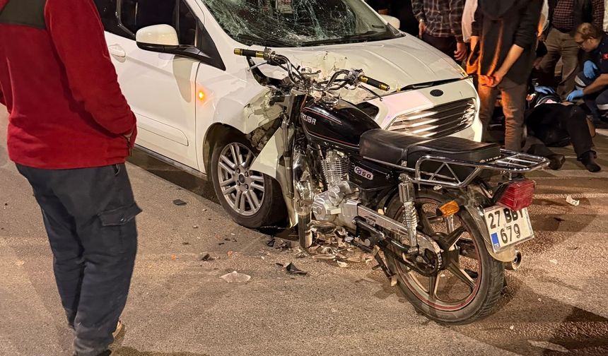 Motosiklet ile hafif ticari araç çarpıştı: 1 yaralı
